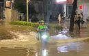 Jadi Tontonan, Ini Alasan Motor Listrik Tidak Mati Saat Terobos Banjir