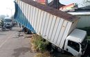 Truk Boks Isuzu Elf NMR Korban Keganasan Bus PO Mira, Nungging Tersungkur ke Selokan