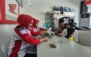 Dealer Motor Honda di Ponorogo Heboh, Kedatangan Bapak-bapak Pikul Empat Karung Uang Koin Minta Ditukar Ini