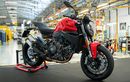Ducati Monster V2 Facelift 2026 Resmi Keluar Pabrik, Tersedia di Dealer Mulai Bulan Kedua