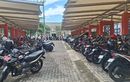 Hari Pertama Hemat BBM, Motor Konvensional Masih Penuhi Parkiran Pemkab Sumenep