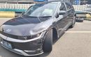 Hyundai Ioniq Oleng Lalu Hantam Tiang PJU, Diduga Gegara Mobil Potong Jalur