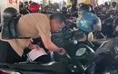 Petugas Pajak Satroni Parkiran Mall di Pekanbaru, Pelat Nomor Motor dan Mobil Dicek Satu-satu