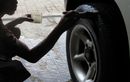 Pakai Semir Ban Mobil Saat Hujan Ternyata Bahaya, Ini Alasannya