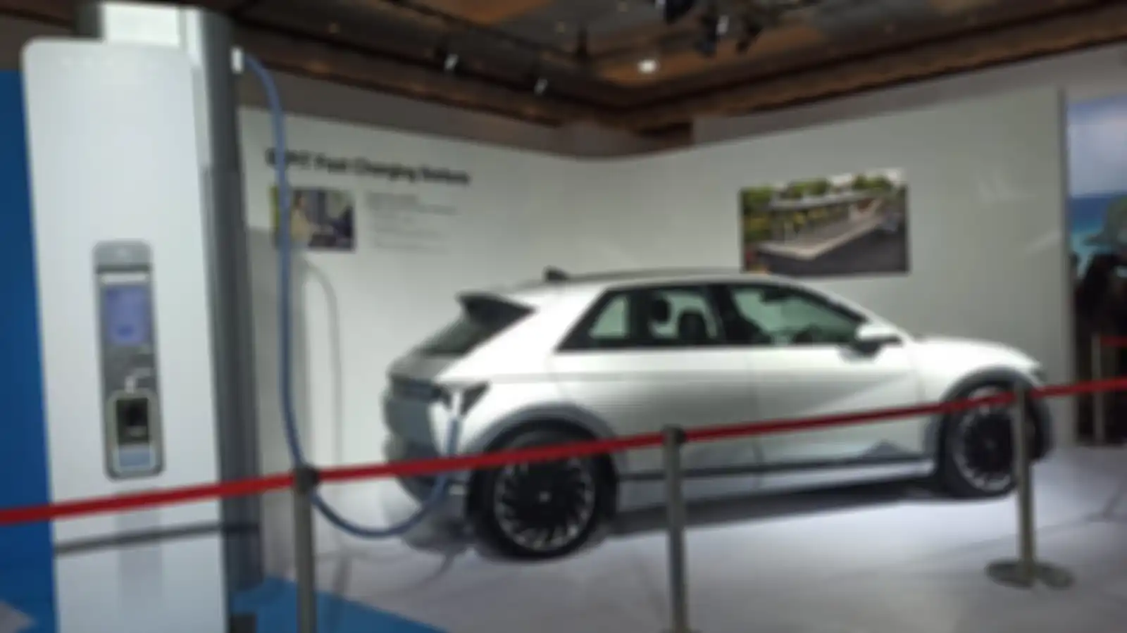 Pengisian daya IONIQ 5 dengan Ultra Fast Charging
