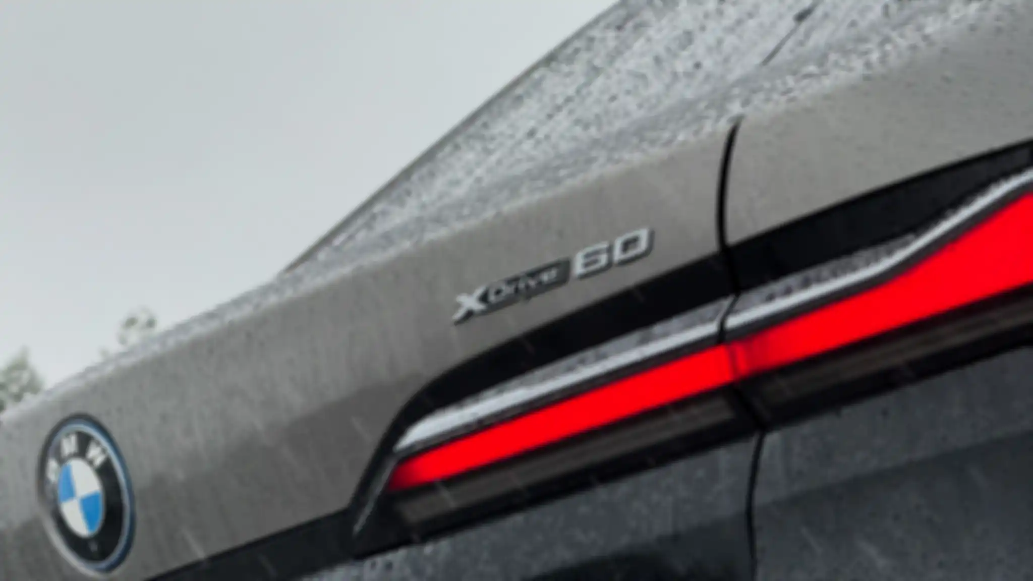 xDrive60 sebagai emblem penggerak roda AWD BMW i7