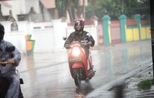 Kurangi Tekanan Angin Ban Motor saat Hujan Bisa Bikin Riding Lebih Aman, Mitos atau Fakta?