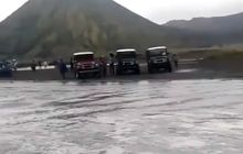 Viral Lautan Pasir Bromo Jadi Sungai, Masih Aman Buat Wisata dengan Kendaraan Pribadi?