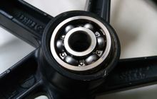 Enggak Perlu ke Bengkel, Segampang Ini Deteksi Bearing Roda Motor Aus