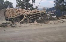 Truk Semen Tabrak Truk Kontainer Tiga Kali Sampai Masuk Sawah, Sopir Truk Semen Kabur, Ternyata Ini Penyebabnya