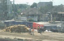 Kasihan! Mobil Land Rover Warga Australia Terperosok di Proyek Underpass Kentungan Sleman, Yogyakarta