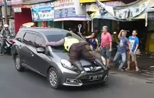 Polisi yang 'Hinggap' di Kap Mesin Honda Mobilio Sudah Maafkan Pengemudi, Alasannya Sungguh Mengharukan!