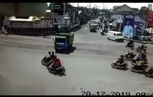 Video Detik-detik Truk Ngeblong Lampu Merah Gilas Pemotor, Korban Tak Berkutik di Kolong Truk