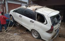 Toyota Avanza Rusak Parah Terseret Banjir di Pondok Gede Permai, Pemiliknya: Tetap Mau Dirawat