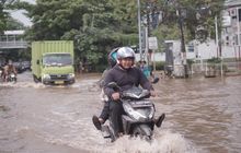 Terpaksa Melewati Jalanan Banjir? Begini Teknik Mengerem yang Benar