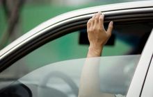 Bisa Kecelakaan Fatal, Jangan Buka Kaca Mobil Saat Ngebut, Bahaya