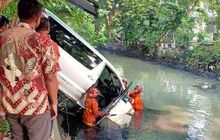 Toyota Alphard Lagi Dipanasin, Ditinggal Pemilik Pagar Terbuka, Nyungsep Ke Kali