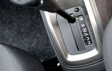 Di P atau N Tuas Transmisi Mobil Matik Saat Manasin Mesin, Ini Kata Ahlinya