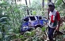 Isuzu Panther Ringsek Tak Berbentuk, Terjun Dari Jurang 100 Meter di Jalur Alternatif Batang-Dieng