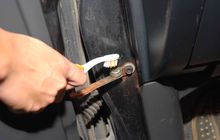 Sambil Ngabuburit, Begini Cara Melumasi Engsel Pintu Mobil Bekas Biar Lancar
