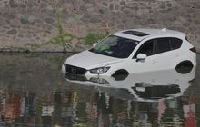 Waduh, Pengemudi Mazda CX-5 Ini Terkejut Mobilnya Terjun ke Sungai