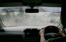Kaca Mobil Sering Berembun Saat Hujan? Ternyata Ini Penyebabnya
