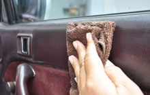 Bersihkan Panel Plastik Mobil Pakai Sabun dan Bensin? Ini Efeknya