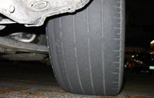 Wajib Tahu, Kebiasaan Ini Membuat Ban Mobil Cepat Aus dan Botak