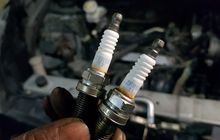 Stop Ganti Busi Mobil Saat Mesin Masih Panas, Ini Dia Bahayanya