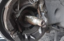 Ternyata Ini Penyebab Ada Oli Keluar Dari As Roda Belakang Matic