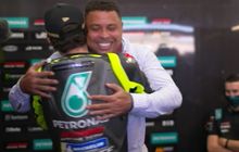 Dapat Kejutan Lagi di MotoGP Valencia 2021, Garasi Valentino Rossi Didatangi Pesepak Bola Idolanya