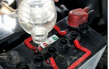 Irit Modal! Ternyata Air Hujan Bisa Dipakai Buat Isi Ulang Aki Basah