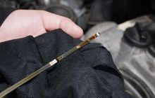 Jangan Anggap Sepele, Ini Penyebab Oli Mesin Mobil Sering Berkurang