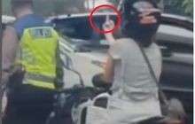 Cewek Naik Motor Helmnya Cuma Digantung, Ditegur Minta Dipakai Malah Acungkan Jari Tengah ke Polisi