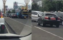 Toyota Vios Pelat Merah Mundur Alon-alon, Lawan Arah di Bekasi Nyaris Ketabrak