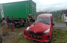 Petaka Truk Tronton Ganti Ban, Bodi Kanan Toyota Calya Gepeng, Satu Nyawa Melayang