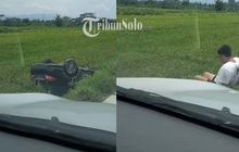 Corolla Altis Jalan Terlalu Kiri Sampai Kayang di Sawah, Mahasiswa Buru-buru Keluar