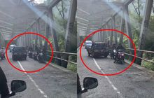 Tampan dan Berani, Teriakan Penumpang Pikap L300 Sukses Bubarkan Gerombolan Pemotor Parkir di Jembatan