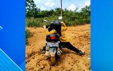 Mau Observasi, Pemotor Cewek Ini Terjebak di Jalanan Tanah Berlumpur, Aksinya Malah Bikin Netizen Terhibur