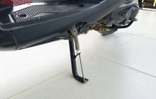 Apakah Sering Parkir Pakai Standar Samping Bikin Sokbreker Motor Rusak? Ini Penjelasannya