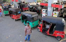 Sri Lanka Kehabisan BBM, Ratusan Pengendara Antre Berjam-jam di SPBU