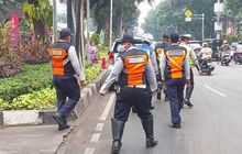 Terbukti Parkir Ngaco, Pak Polisi Siap dan Berani Derek Mobil Pejabat Negara