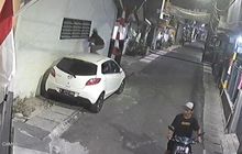 Maling Seenak Jidat Naik Kap Mazda2, Petik Spion Kanan Kiri di Gang Sepi