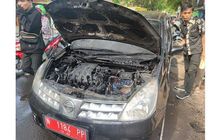 Pengemudi Cium Bau Sangit, Nissan Grand Livina Pelat Merah Mendadak Terbakar di Pinggir Jalan