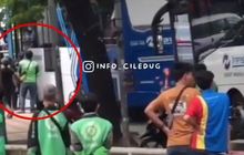 Tak Diketahui Alasannya, Seorang Pemotor Nekat Hadang Bus Transjakarta, Polisi Turun Tangan