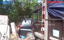 Toyota Kijang Innova Diseruduk Truk Tronton di Marunda, Berakhir di Gundukan Sampah