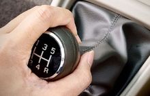 Tinggalkan Kebiasaan Mengemudi Sambil Pegang Tuas Transmisi, Ini Dampak Buruknya