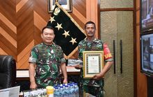 Anggota TNI Ini Rela Gadaikan Motor, Sewa Ekskavator Buat Tarik Truk Biang Macet