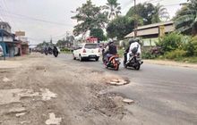 Banyaknya Lubang Jadi Penyebab Kecelakaan di Jalan Raya Semplak, Bikin Resah Pengguna Motor di Bogor