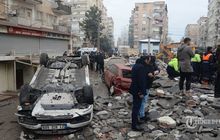 Gempa Turki, Puluhan Mobil Rusak Tertimbun Reruntuhan Bangunan